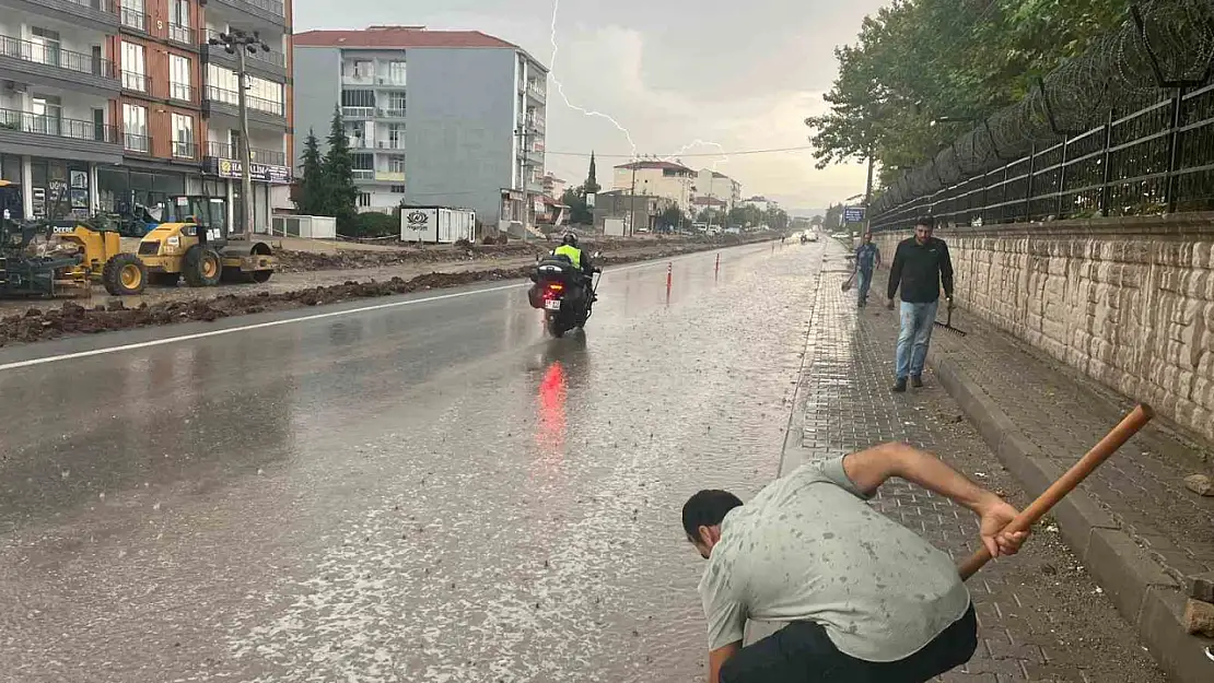 Gölbaşı Belediyesi karayolda tıkanan mazgalları temizledi