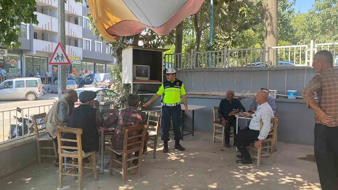 Gaziantep'te jandarma ekipleri, traktör sürücülerine yönelik trafik güvenliği semineri düzenledi