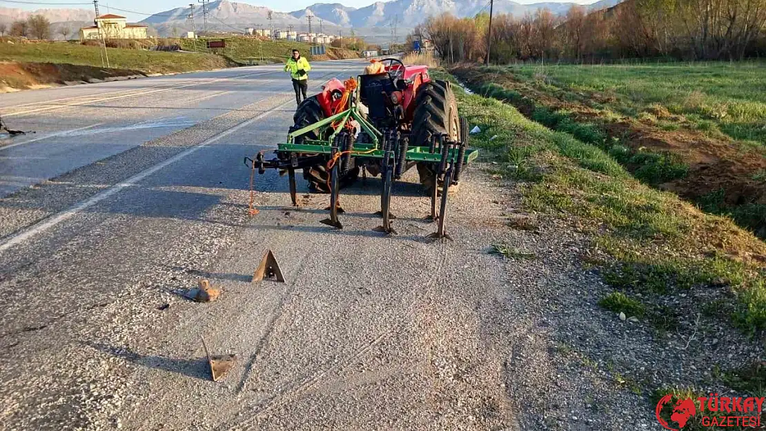 Traktöre arkadan çarpan otomobilde sürücü yaralandı