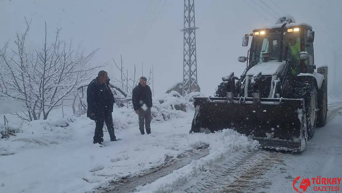 Tut ilçesinde ekipler karla mücadeleye başladı
