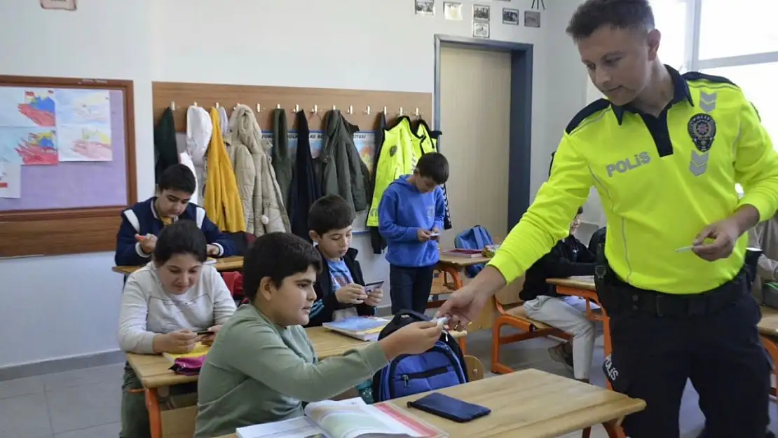 Adıyaman Tut'ta polis ekipleri öğrencilere trafik eğitimi verdi