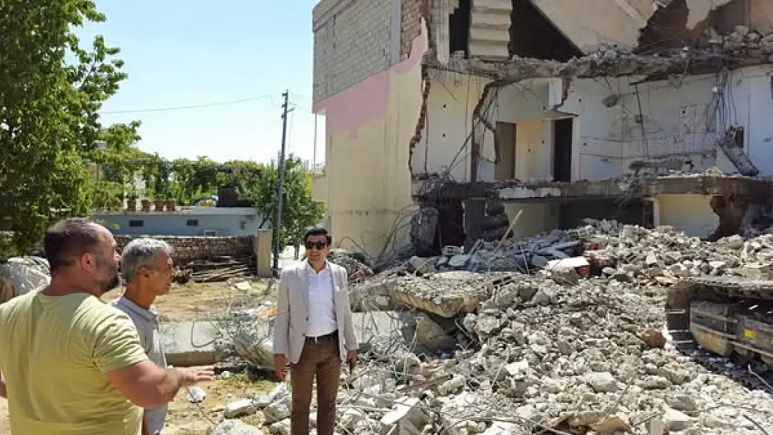Tut ilçesinde orta hasarlı binaların yıkımına başlandı