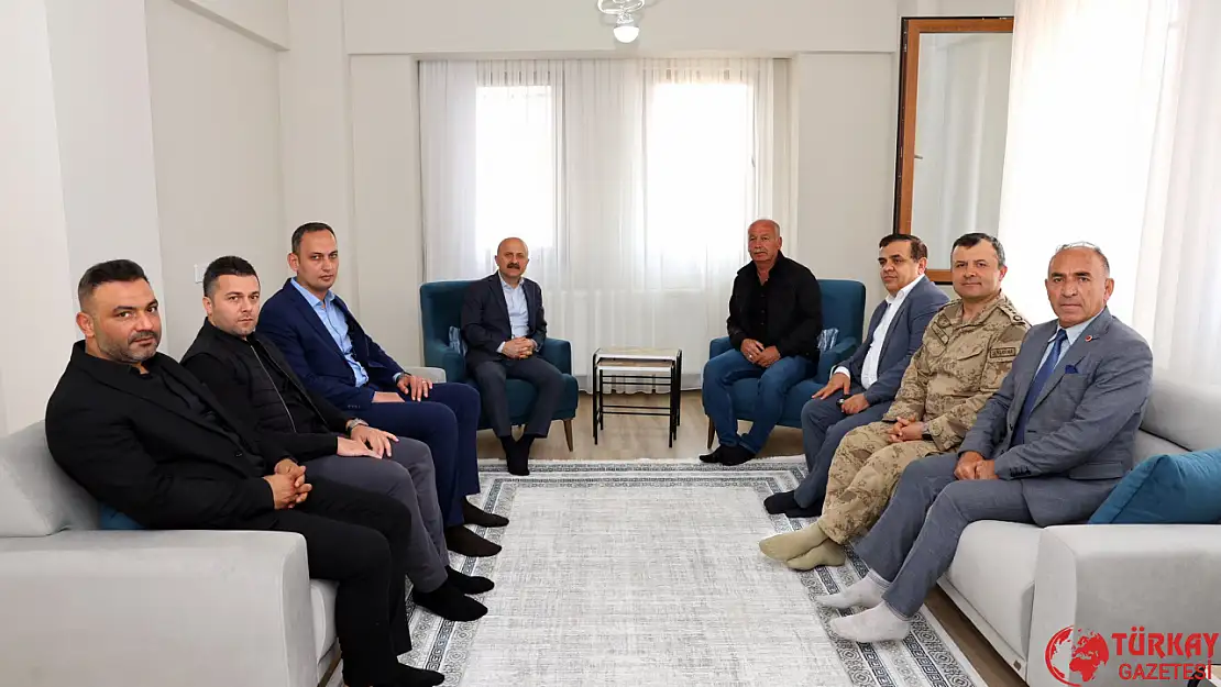 Vali Varol'dan evine kavuşan depremzede aileye ziyaret