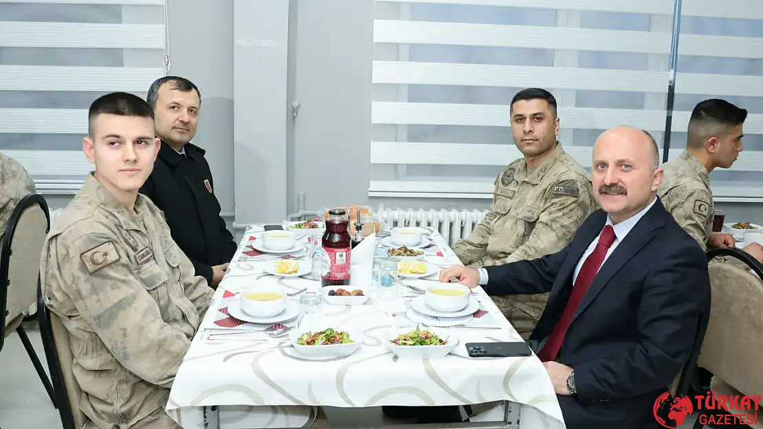 Vali Varol  Mehmetçikle iftar yaptı