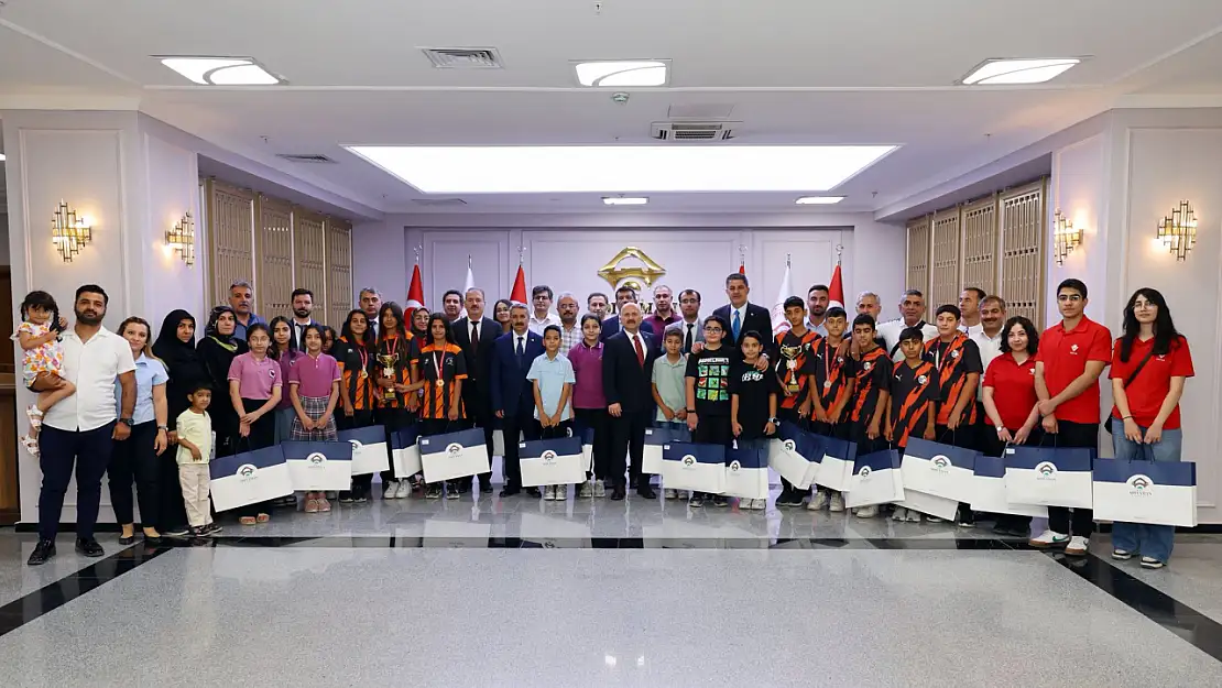 Vali Varol ve Milletvekilleri başarılı öğrencilerle bir araya geldi