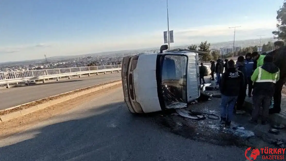 Adıyaman'da virajı alamayan kamyonet devrildi