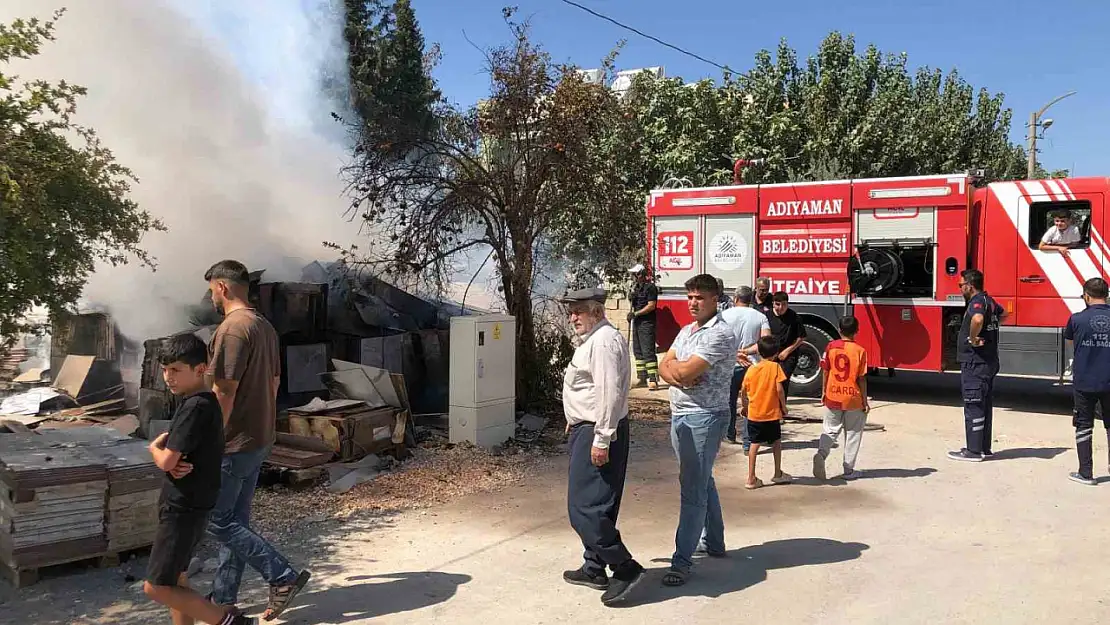 Adıyaman'da yapı malzemelerinden çıkan yangın paniğe neden oldu