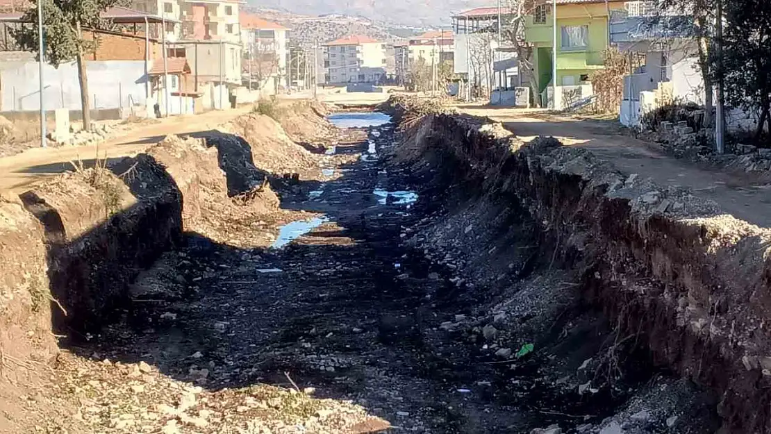 Adıyaman Gölbaşı Yemişen deresinde iyileştirme çalışmaları devam ediyor