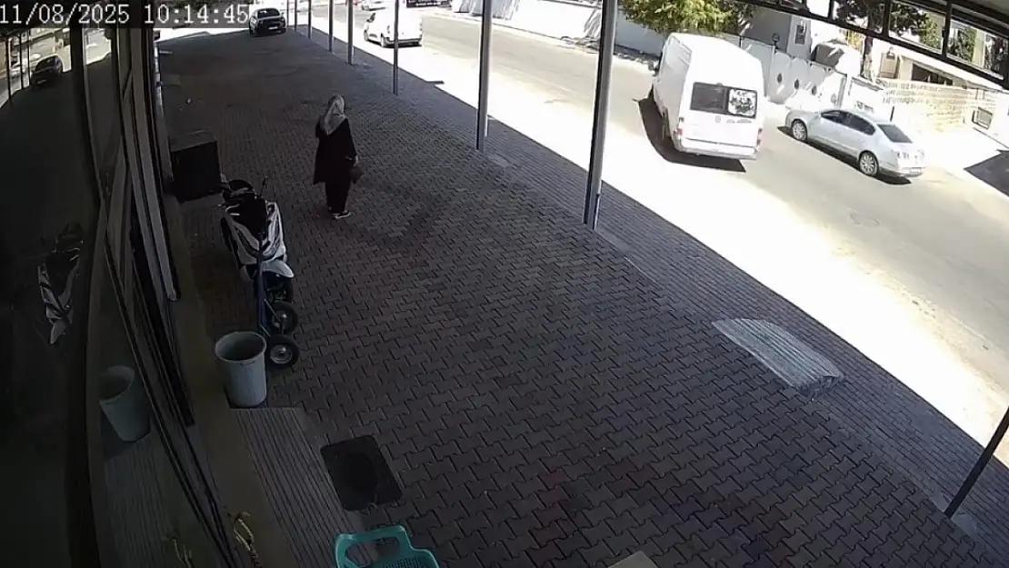 Yola kontrolsüz çıkan minibüs kazaya neden oldu