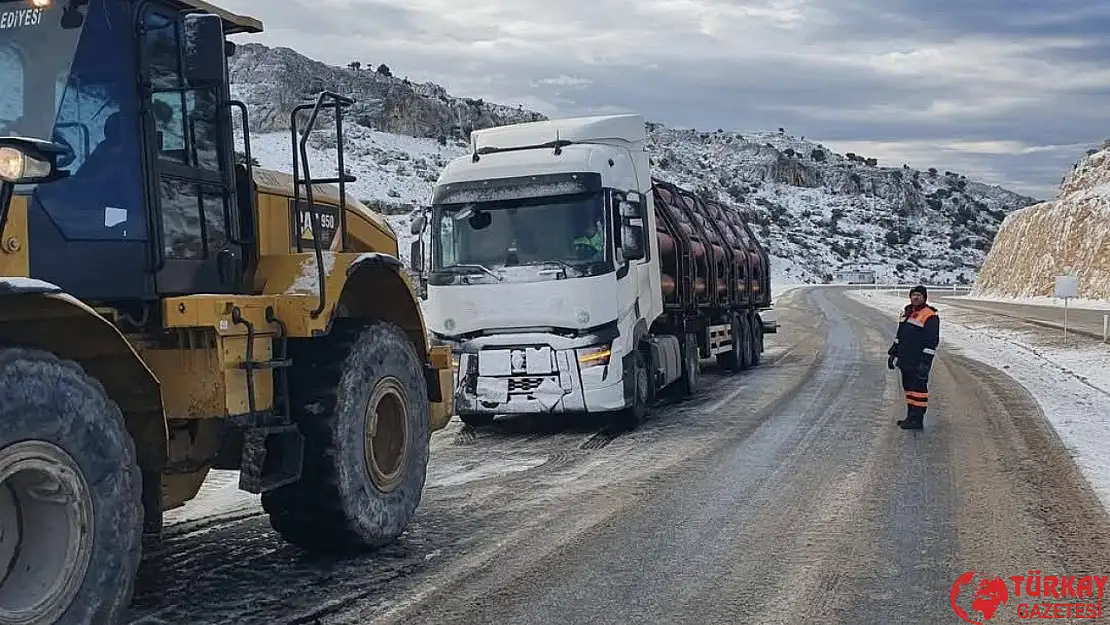 Adıyaman Besni'de yolda kalan araçları iş makineleri çekti