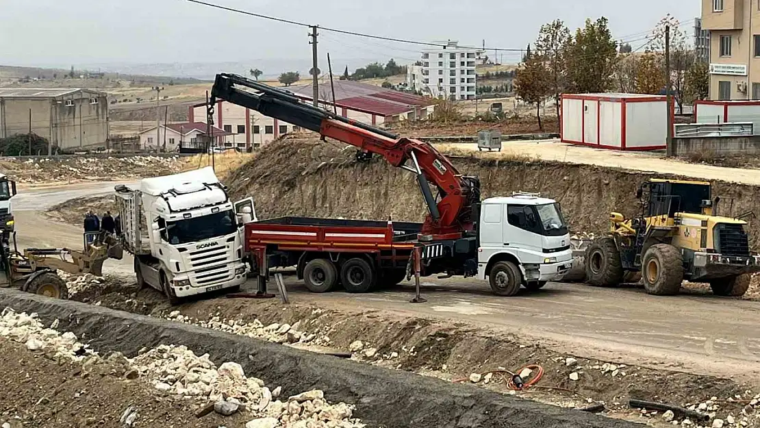 Yoldan çıkan tır trafiği kapattı