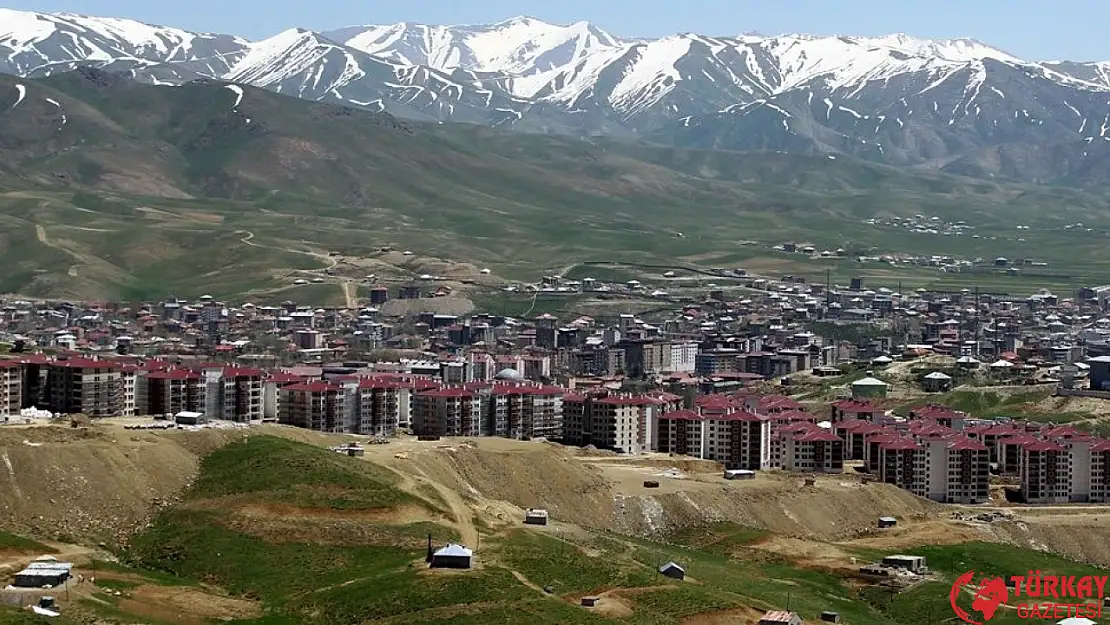 Yüksekova'da deprem anı kamerada