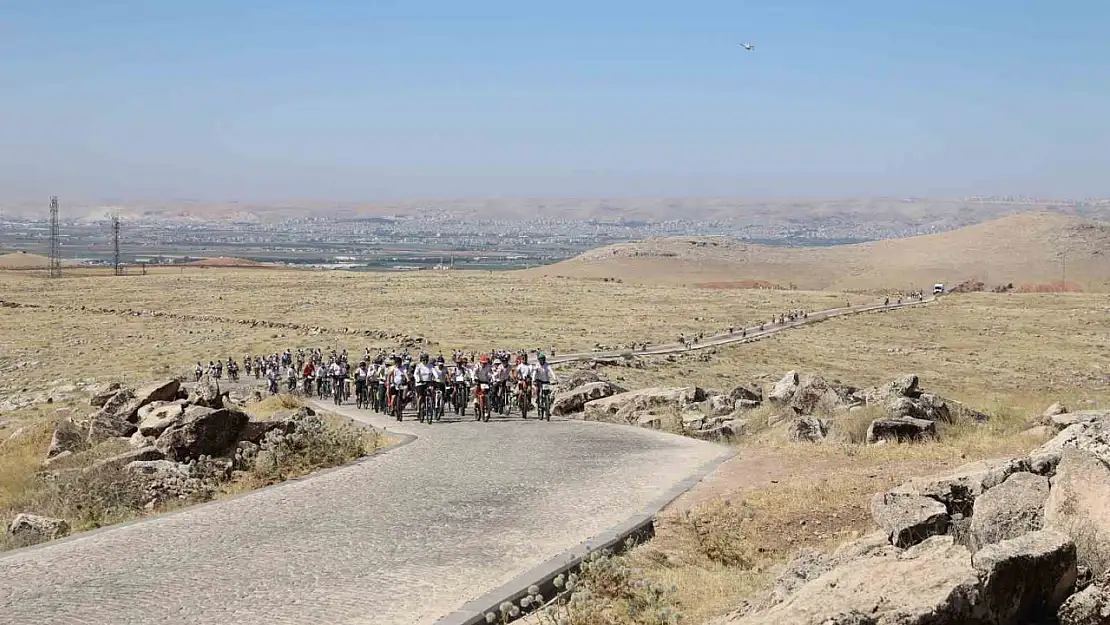 Yüzlerce bisikletli tarihi yerlere ulaşmak için pedal çevirdi