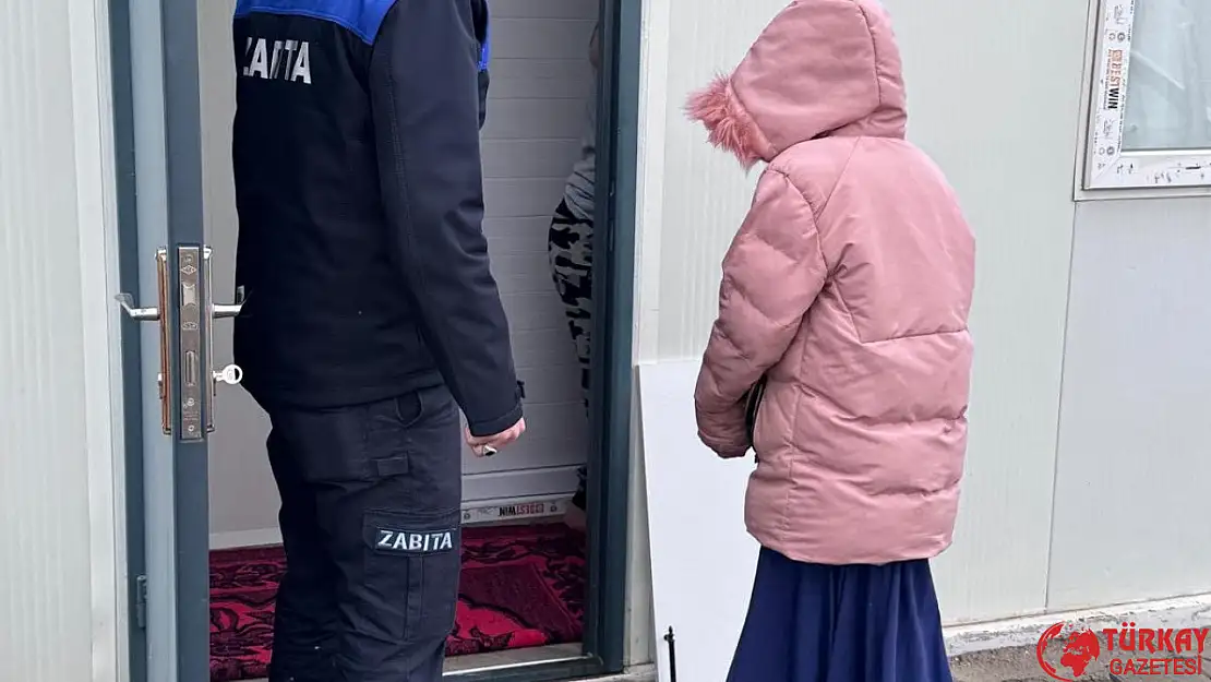 Zabıta ekipleri, dilendirilen çocukları ailelerine teslim etti
