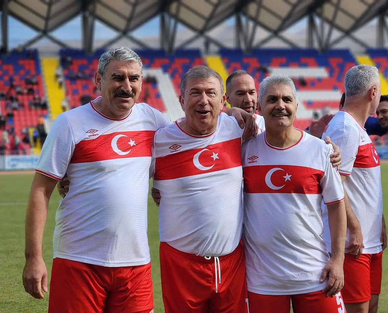 Türk Futbolunun Efsane İsimleri Niğde'de dostluk maçında sahaya çıktı