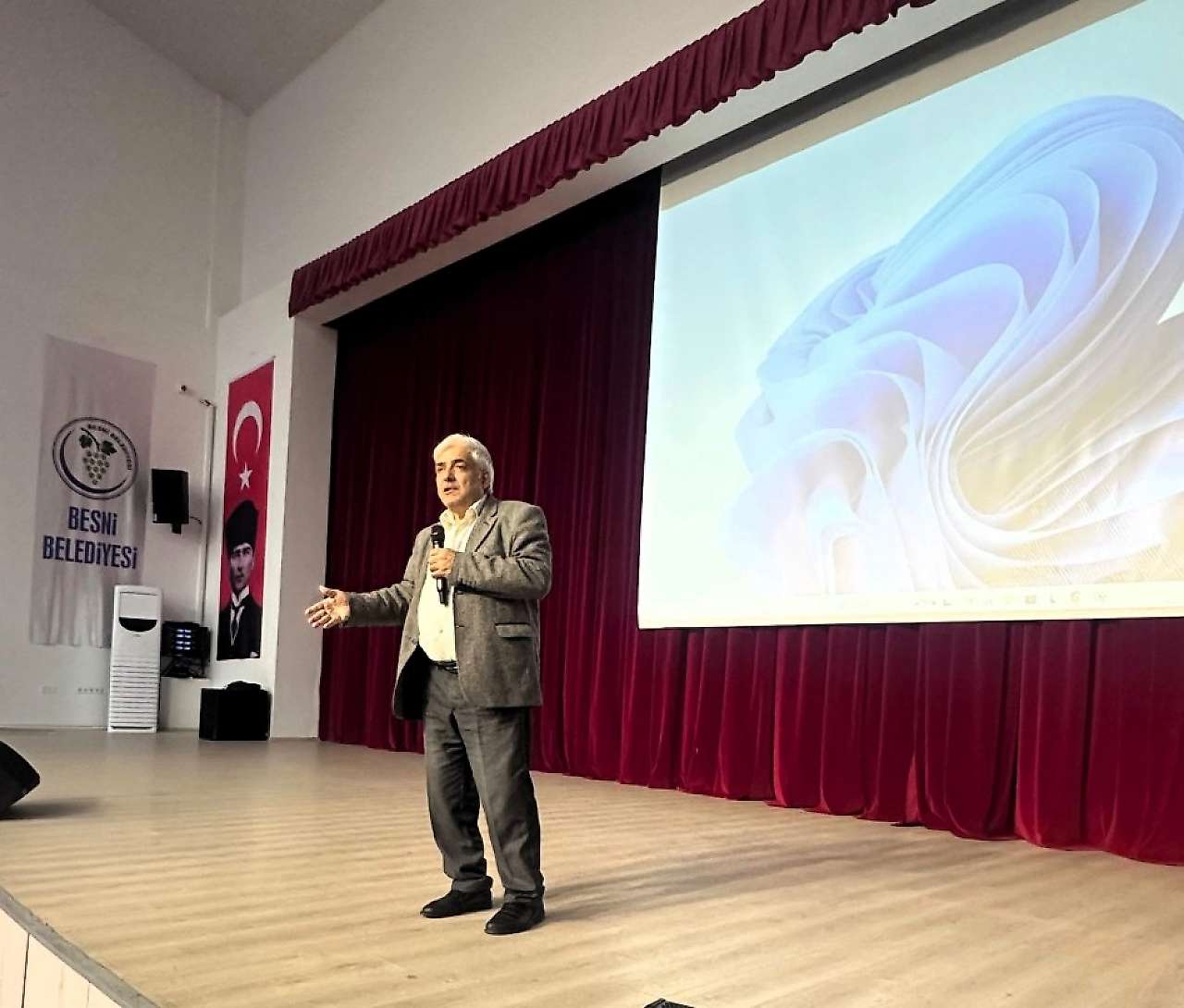 Besni'de, Çağdaş İnanç Problemleri ve Çözümleri Konferansı Düzenlendi
