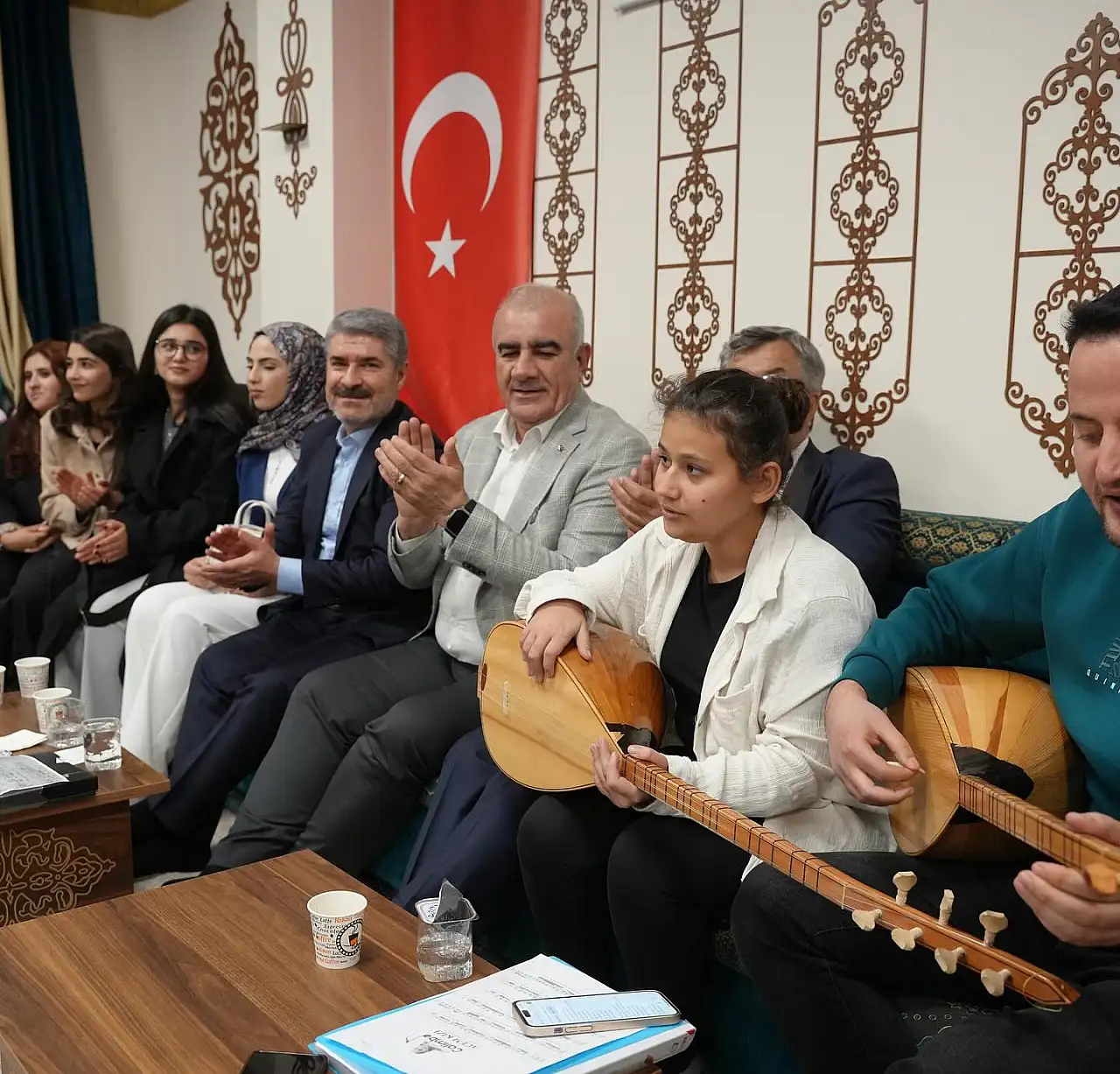 Milletvekili Özhan Besni Gençlik merkezinde gençlerle buluştu