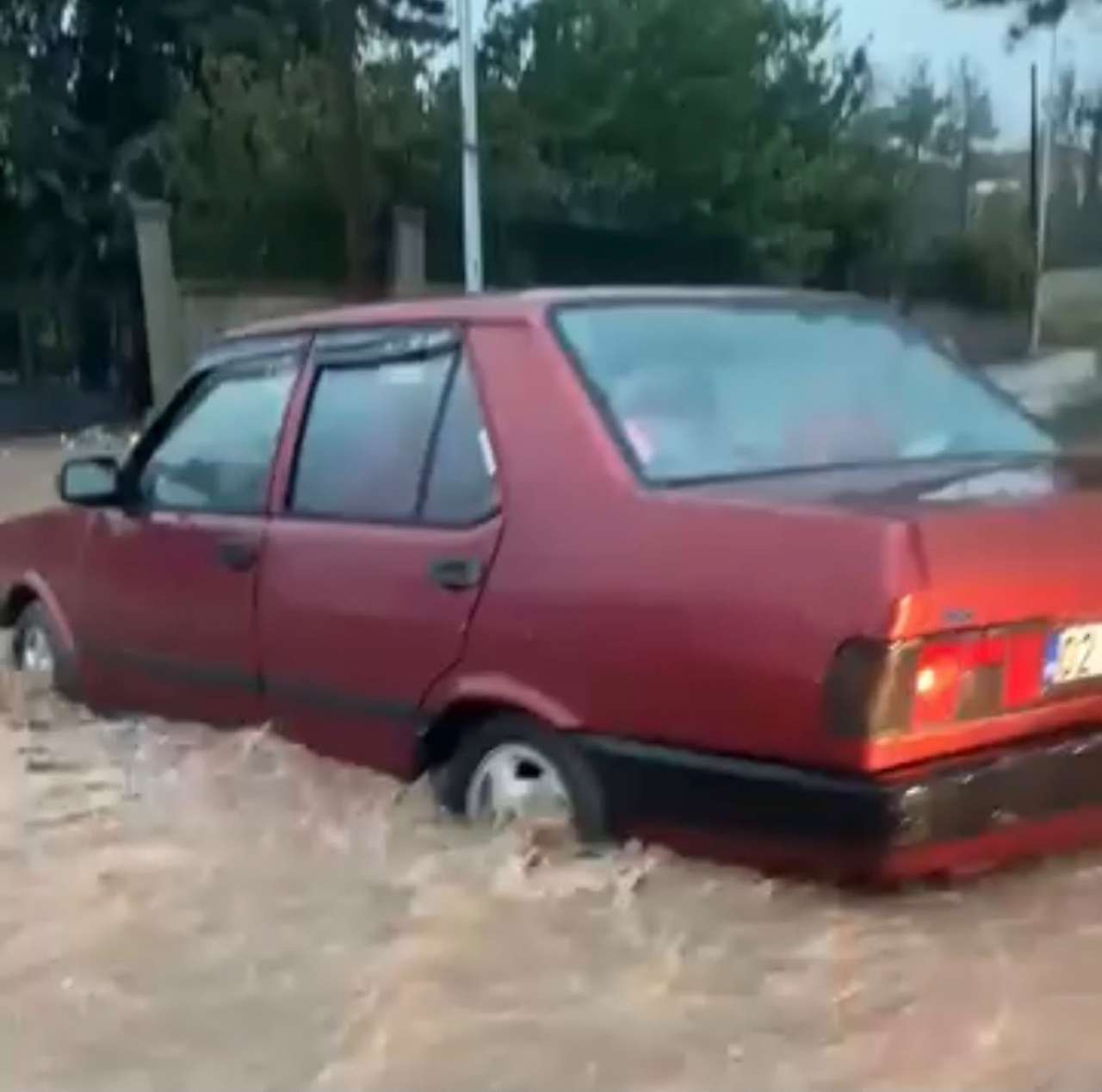 Sağanak Yağış Gölbaşı'nda hayatı felç etti
