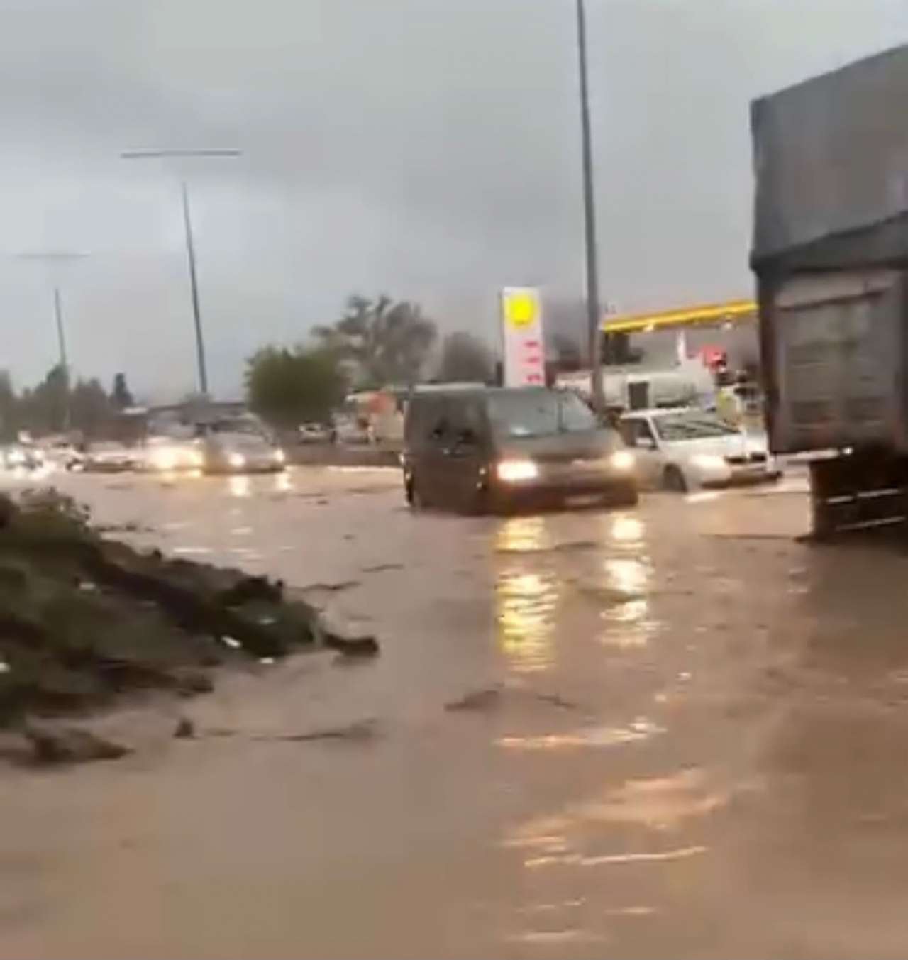 Sağanak Yağış Gölbaşı'nda hayatı felç etti