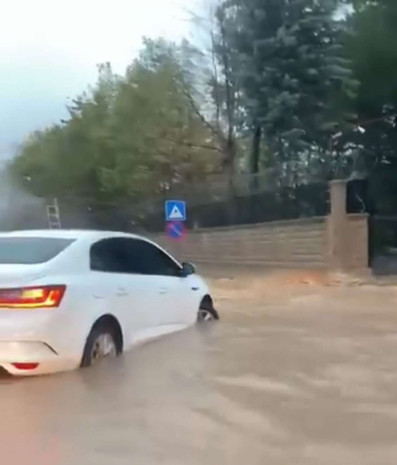 Sağanak Yağış Gölbaşı'nda hayatı felç etti