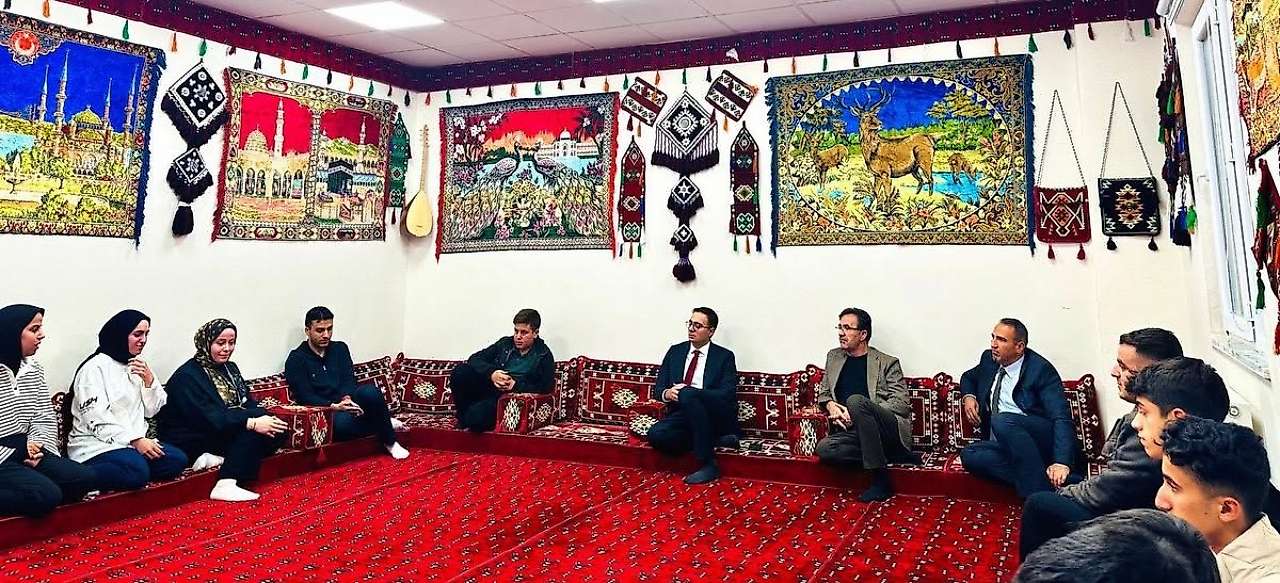 Sincik Kaymakamı Yıldız, Gençlik Merkezi gönüllüsü gençlerle bir araya geldi