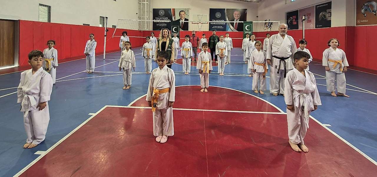 Besni'de genç sporculara bağımlılıkla mücadele eğitimi verildi