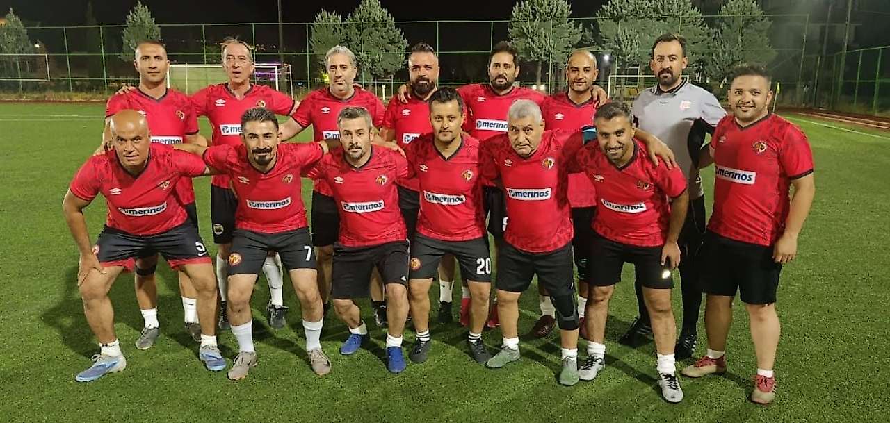Besni veteranlar takımı yarı finalde