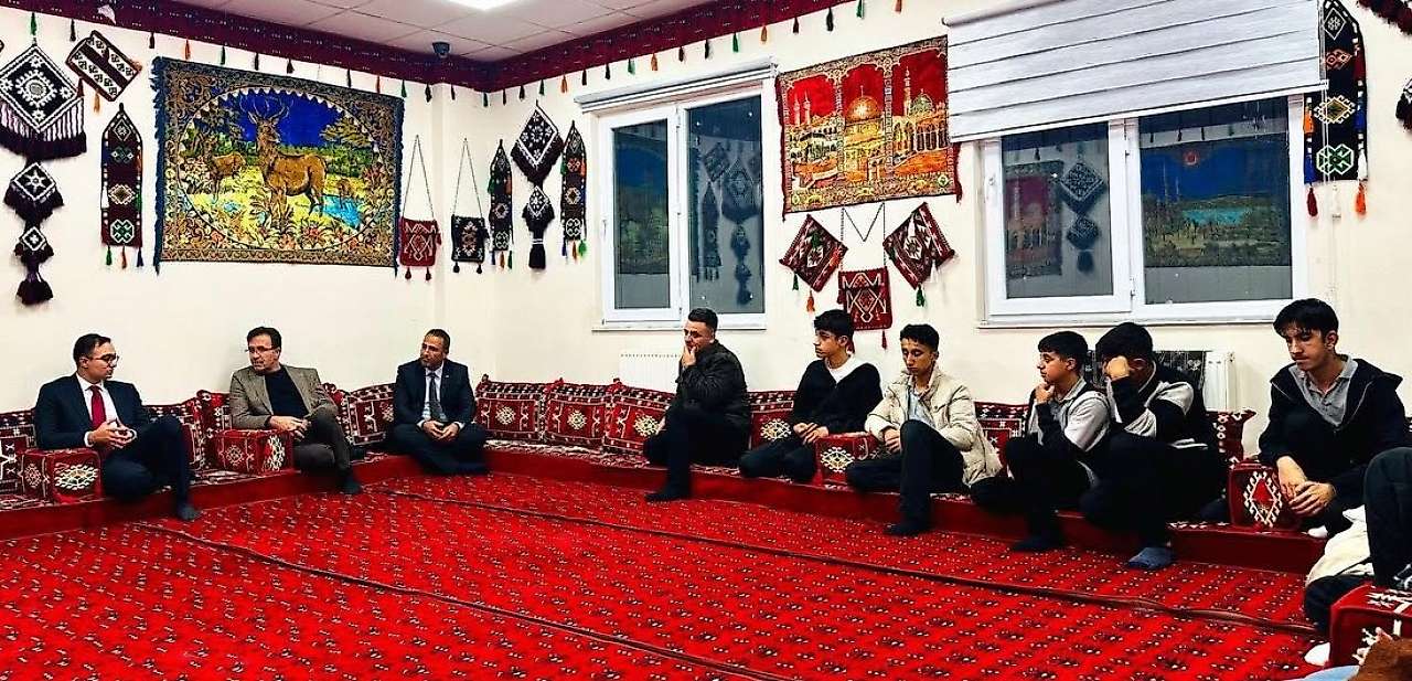 Sincik Kaymakamı Yıldız, Gençlik Merkezi gönüllüsü gençlerle bir araya geldi