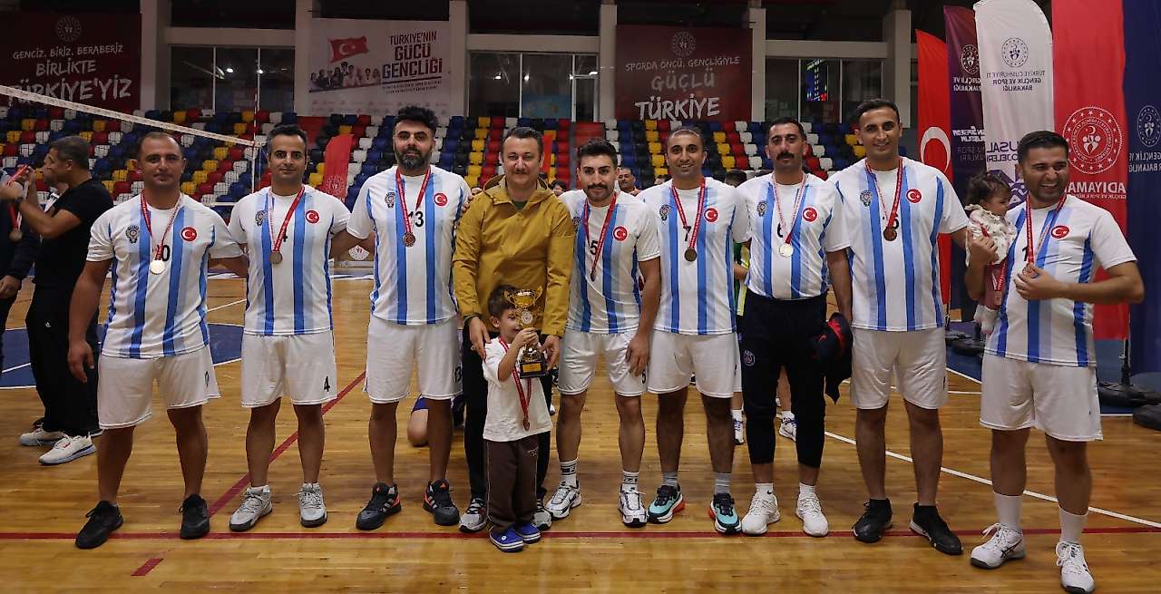 4. Kamu Spor Oyunları Voleybol Turnuvasında ödüller sahiplerini buldu
