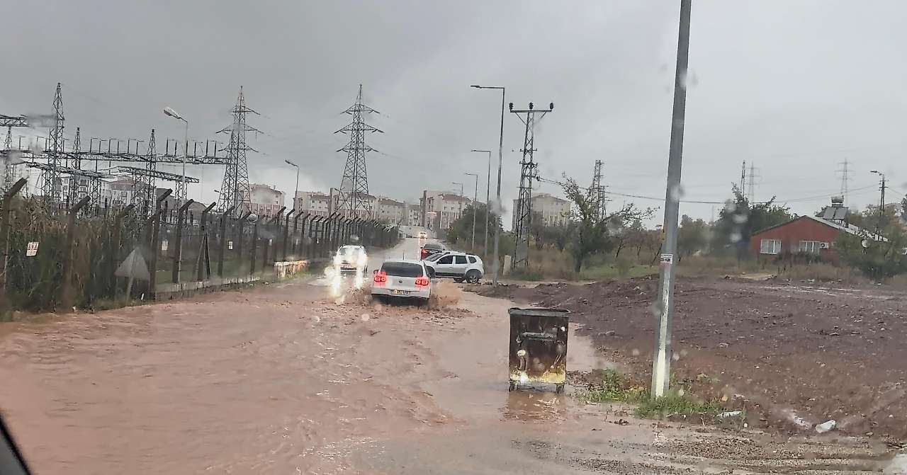 Gölbaşı'nda Sağanak Yağış Hayatı Olumsuz Etkiledi: TOKİ Caddesi Göle Döndü