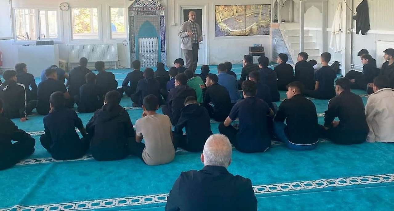 Besni İmam Hatip Lisesinde HZ. Peygamber ve Güzel Ahlak konulu sunum gerçekleştirildi