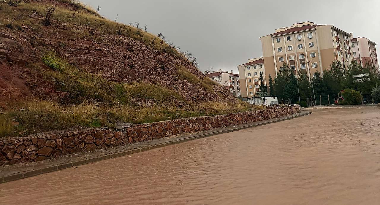 Gölbaşı'nda Sağanak Yağış Hayatı Olumsuz Etkiledi: TOKİ Caddesi Göle Döndü