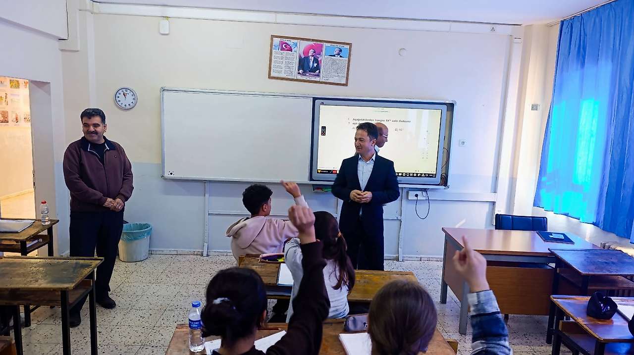 Akif Torun, Gölbaşı Cumhuriyet İlkokulunda incelemelerde bulundu