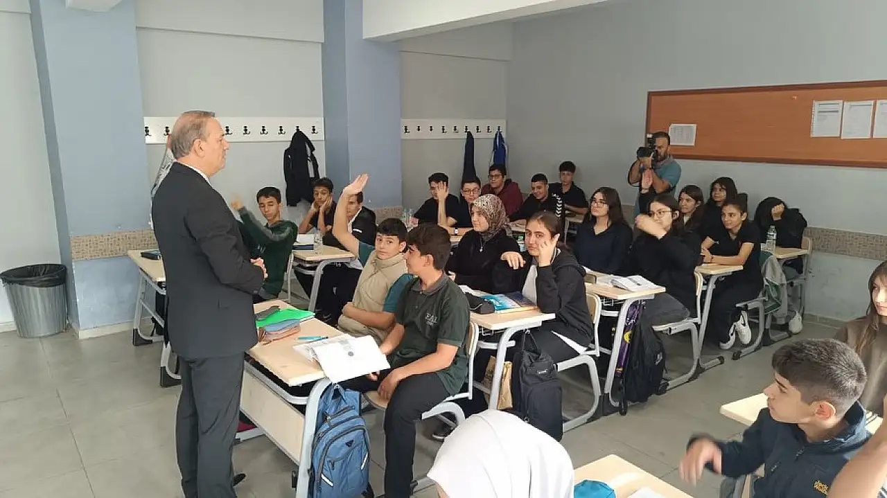 İl Müdürü Tosun, Esentepe Anadolu Lisesi öğrencileriyle bir araya geldi