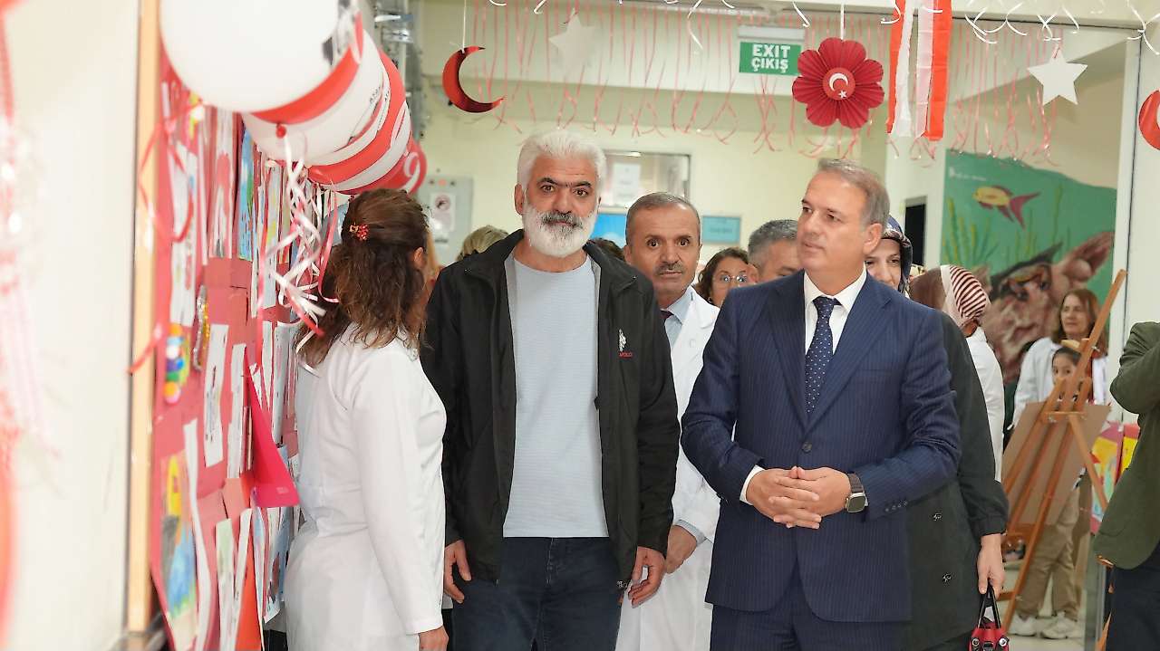 İl Müdürü Tosun Cumhuriyet Bayramı Sergisini gezdi