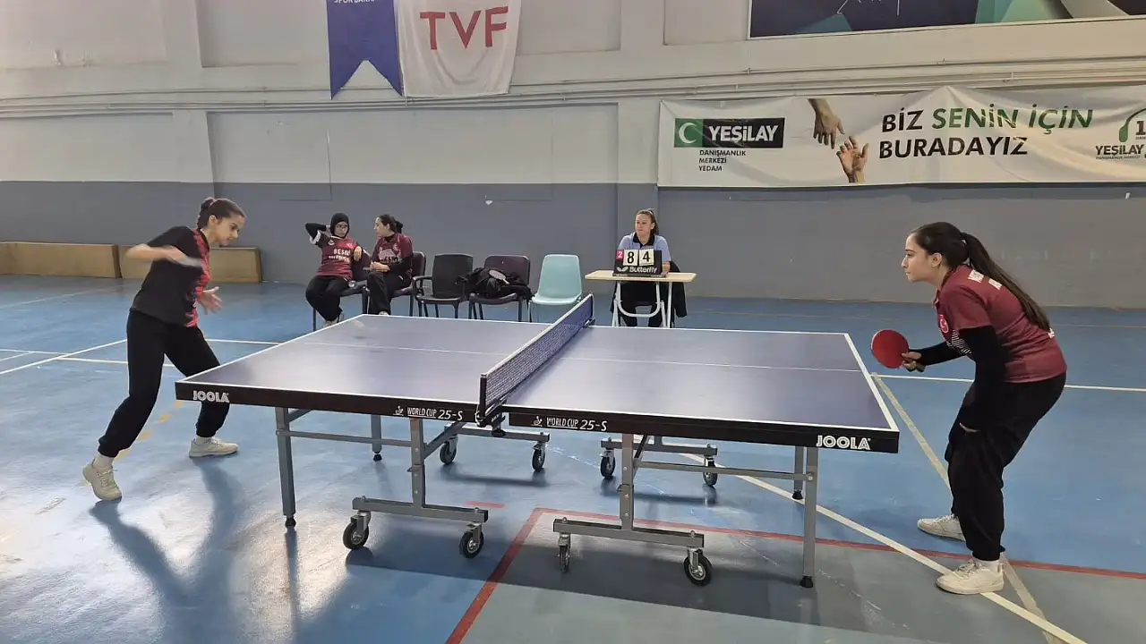 Besni'de okullar arası masa tenisi turnuvası sona erdi