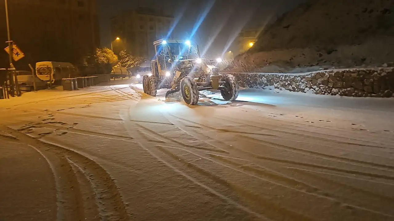 Gölbaşı Belediyesinden kar mesaisi