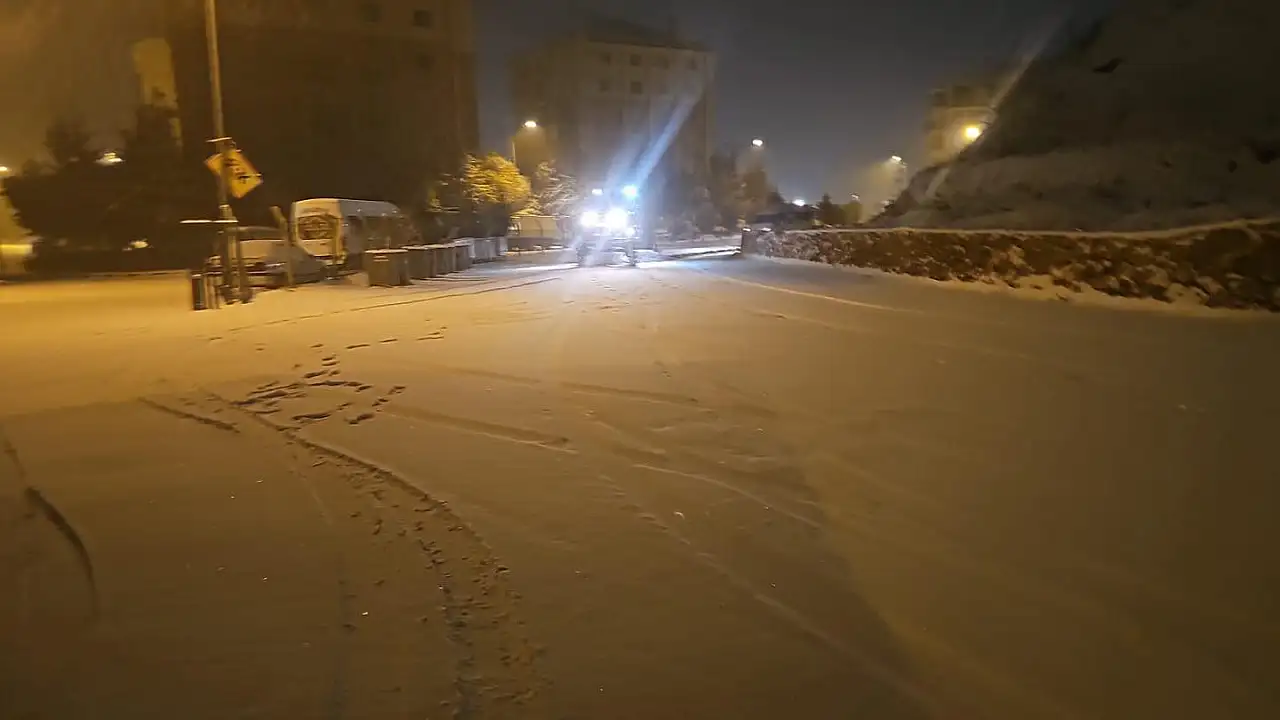 Gölbaşı Belediyesinden kar mesaisi