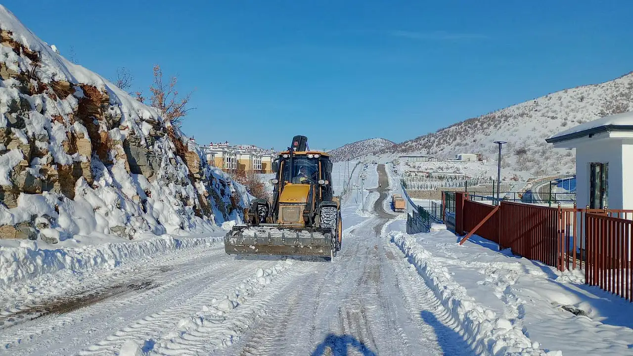 Gölbaşı belediye ekiplerinin yoğun kar mesaisi