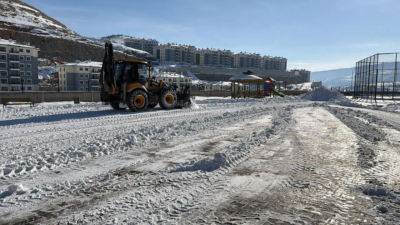 Gölbaşı belediye ekiplerinin yoğun kar mesaisi