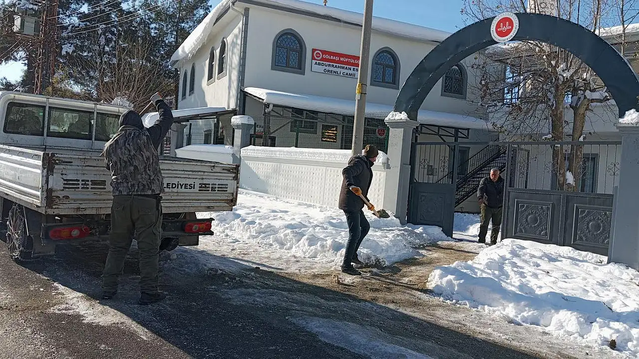 Gölbaşı belediye ekiplerinin yoğun kar mesaisi