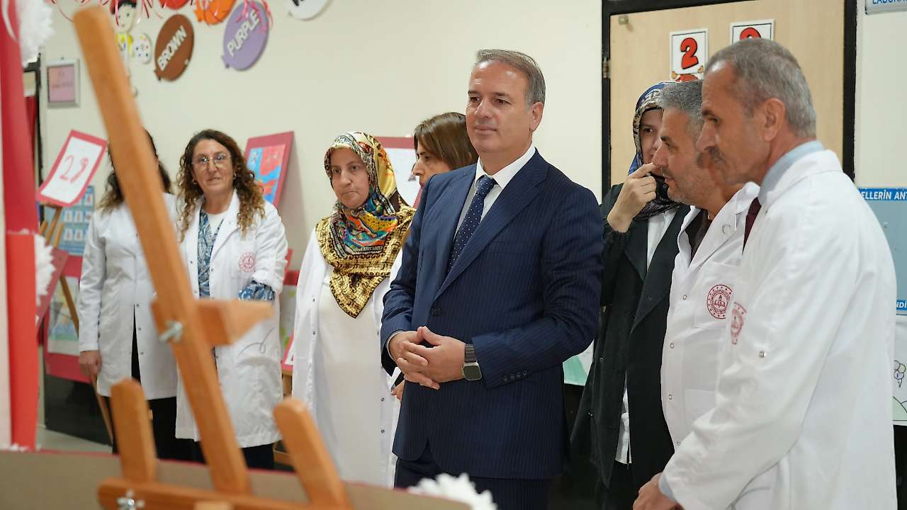 İl Müdürü Tosun Cumhuriyet Bayramı Sergisini gezdi