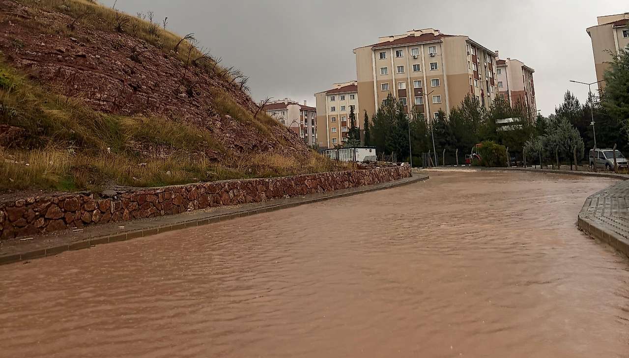 Gölbaşı'nda Sağanak Yağış Hayatı Olumsuz Etkiledi: TOKİ Caddesi Göle Döndü