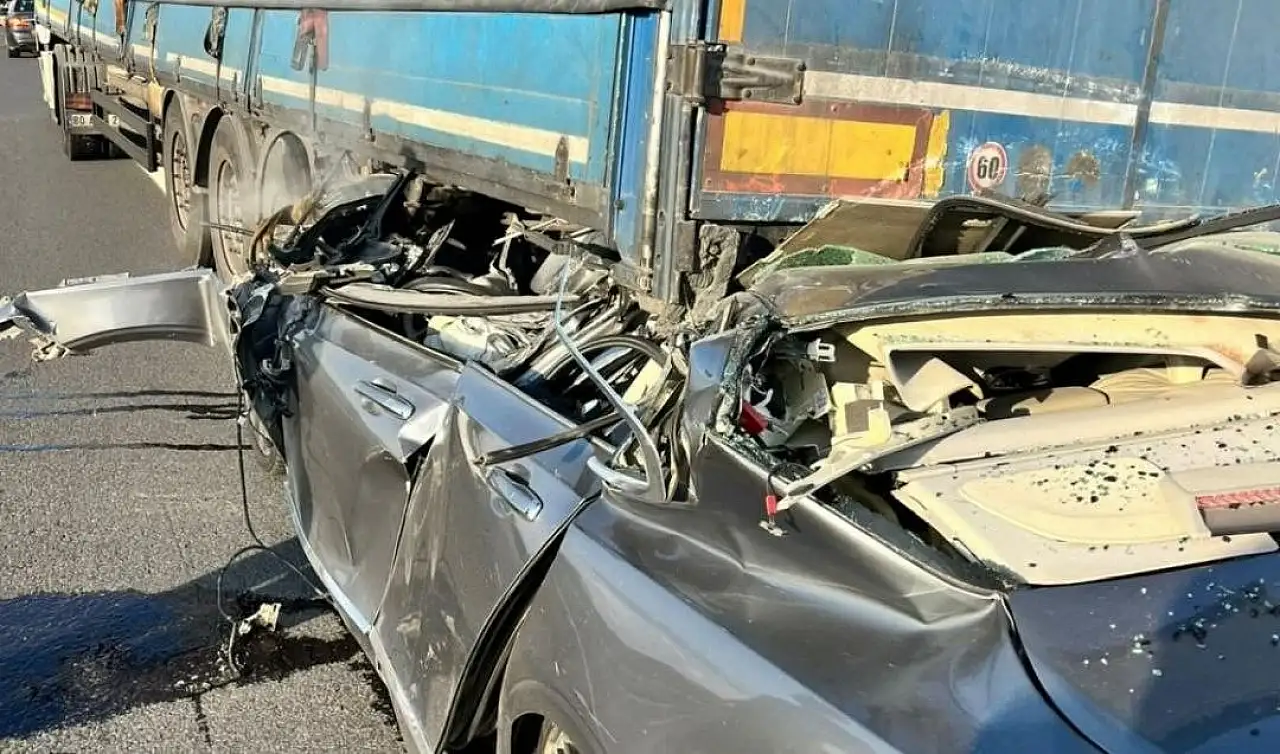 Adana'da Volvo tıra arkadan çarptı hurdaya döndü