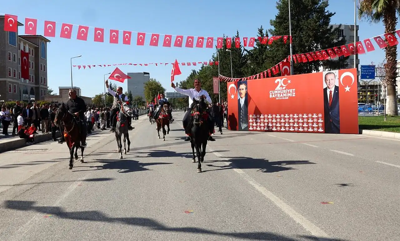Adıyaman'da, Cumhuriyet'in 102. yılı coşkuyla kutlandı