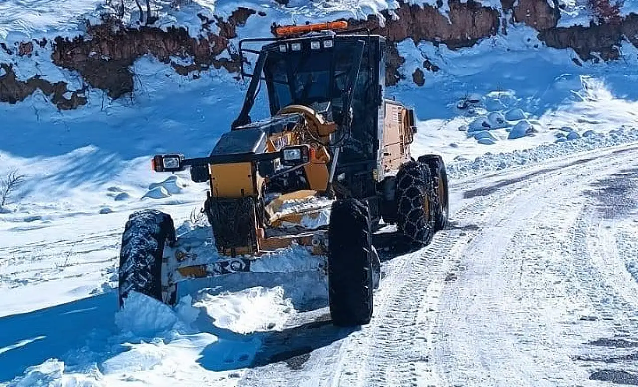 Adıyaman'da il genelinde karla mücadele çalışmaları kesintisiz devam ediyor