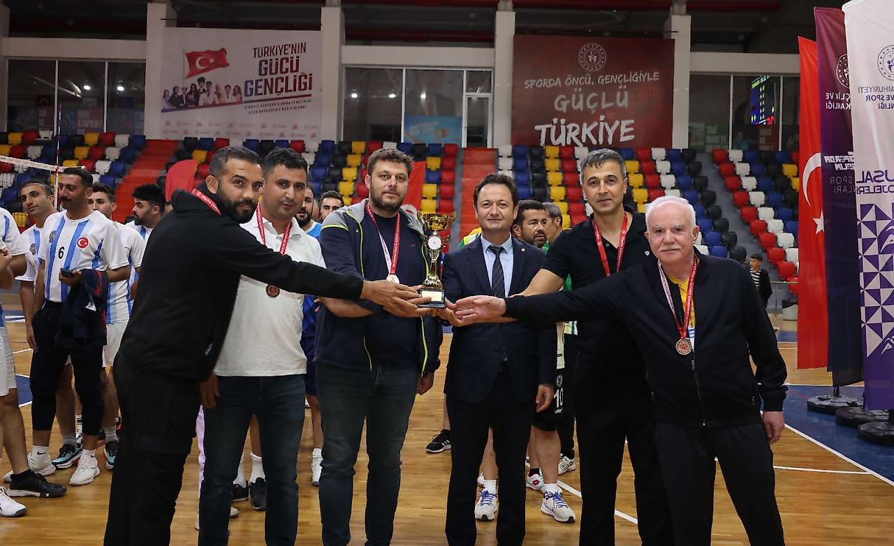 4. Kamu Spor Oyunları Voleybol Turnuvasında ödüller sahiplerini buldu