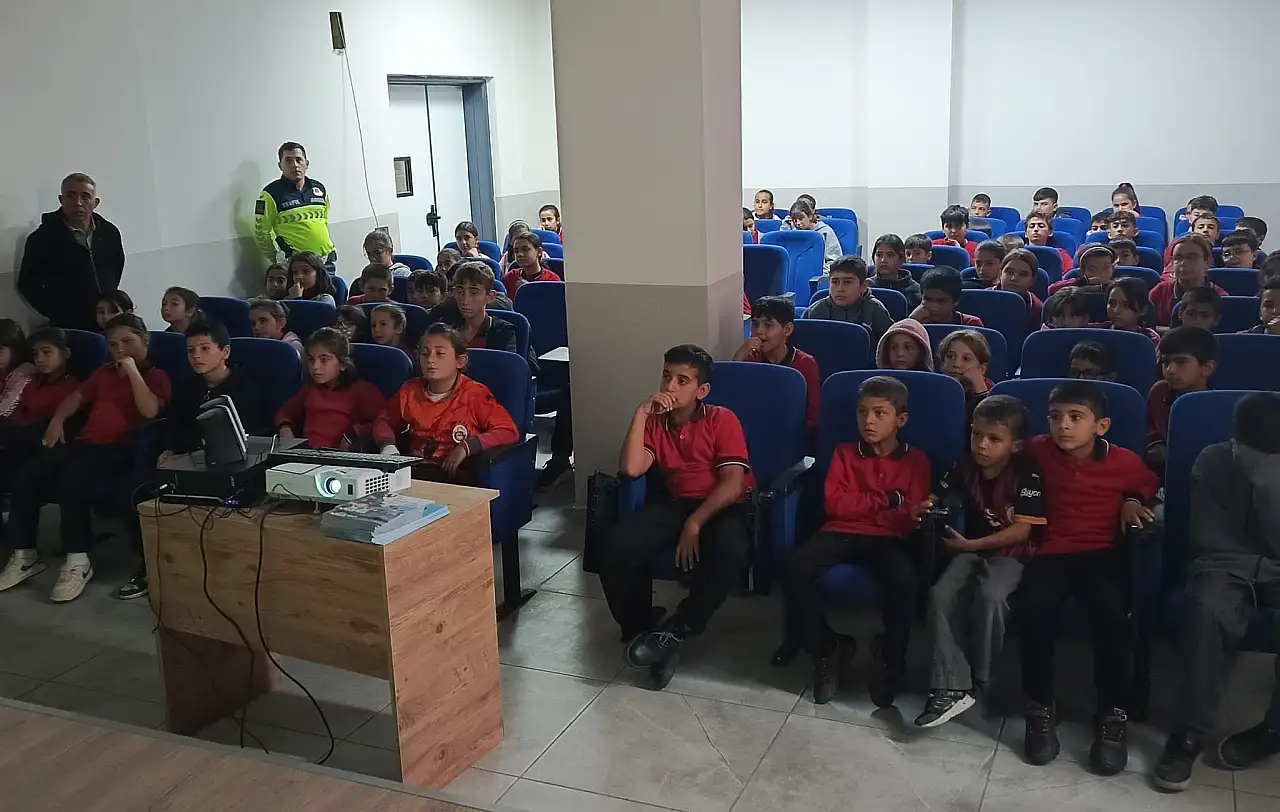 Harmanlı Beldesinde öğrencilere trafik eğitimi verildi