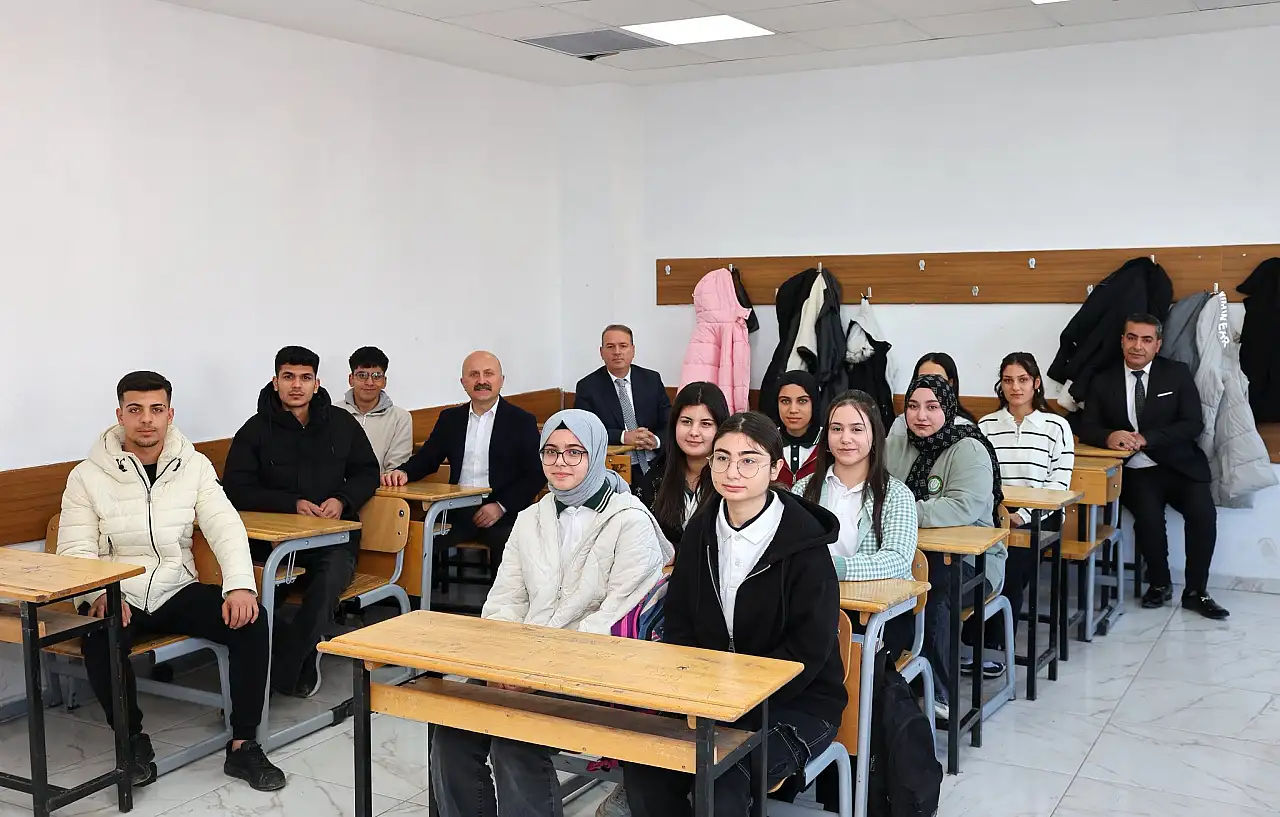 Vali Varol Şehit Yiğit Ali Çavuş Anadolu Lisesi öğrencileriyle bir araya geldi