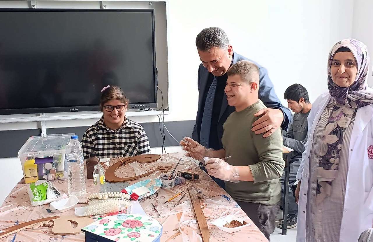 Kahta İlçe Milli Eğitim Müdürü Lütfi Başli Özel Eğitim Meslek Okulunda incelemelerde bulundu